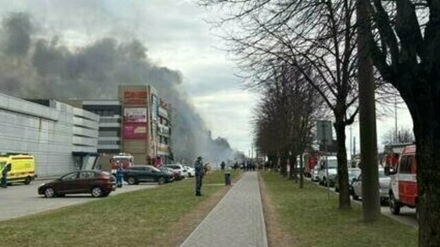 Из ТЦ «Гиант» во время пожара было эвакуировано около 140 человек