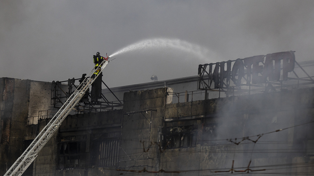 Двое пожарных пострадали при тушении ТЦ в Калининграде (видео)