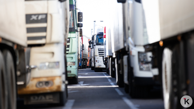 В Калининградской области до 23 апреля частично ограничили движение для грузовиков, а на трассах снизили скорость для всех