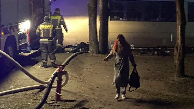 Жители домов на Московском проспекте несли пожарным к горящему «Гианту» воду и перекус (фото)  