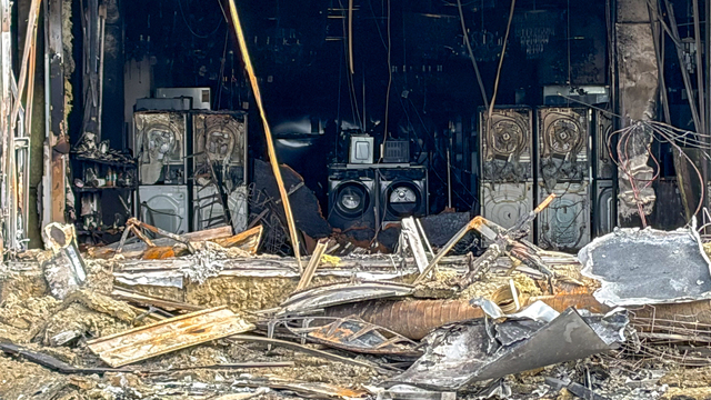 После пожара - через разбитые витрины: что видно внутри сгоревшего ТЦ