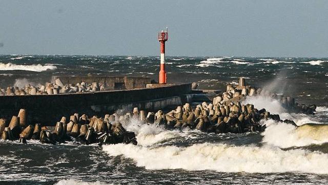 Шторм и волны по пять метров: в Калининград заглянул «Рапунцель»