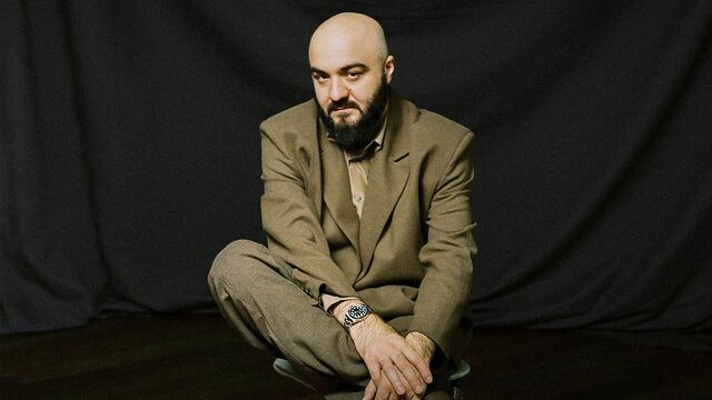 Юмор на стыке интеллигентной и дерзкой комедии: Расул Чабдаров привезёт в Калининград новый стендап-концерт