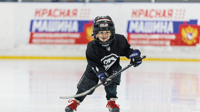 С клюшкой и велосипедом: 4-летний Лев Лукашевич уже живёт спортом