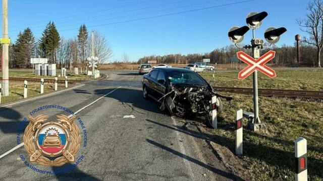 На балтийской трассе поезд протаранил автомобиль