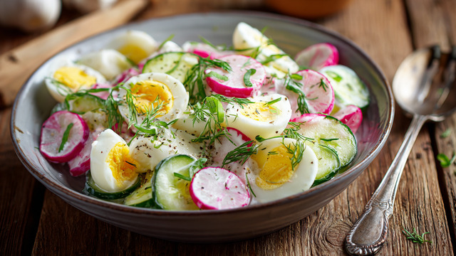 Хруст и свежесть в каждой ложке: кулинары поделились рецептом весеннего салата на каждый день 