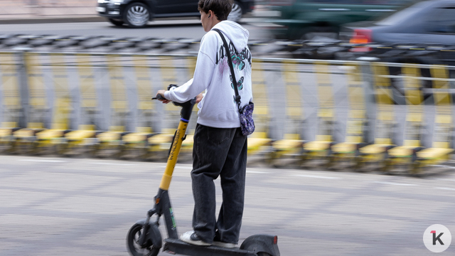 В Светлогорске хотят эвакуировать неправильно припаркованные самокаты и ограничат скорость на ряде улиц 