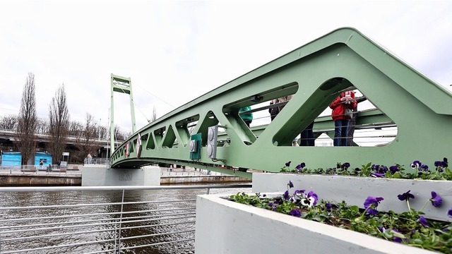 Ждали пять лет: остров Канта и набережную Баграмяна соединили Философским мостом