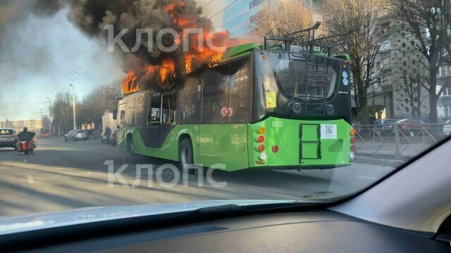 «Калининград-ГорТранс» не раскрыл детали пожара в троллейбусе и аварии с автобусом на Черняховского