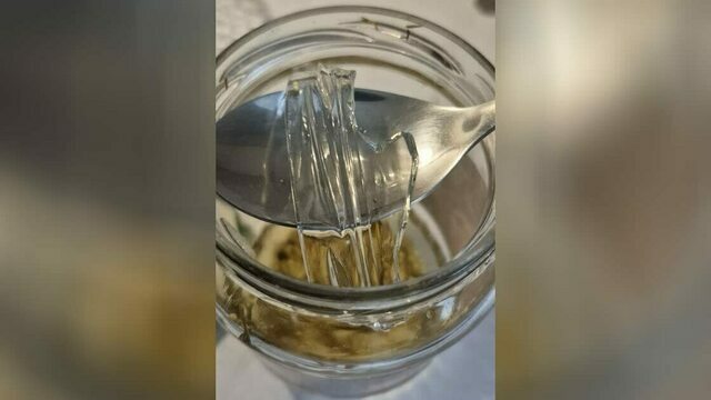 «На дне какой-то звон»: калининградец нашёл стекло в банке с маринованными помидорами (фото)