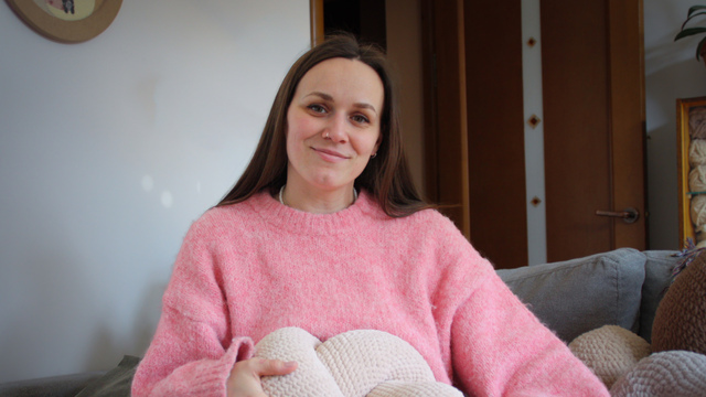 «Хочу, чтобы дети росли в красоте»: инженер вяжет необычные игрушки и помогает животным