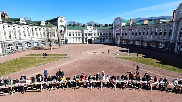 В Кафедральном соборе освятили пасхальную снедь калининградцев (фоторепортаж)