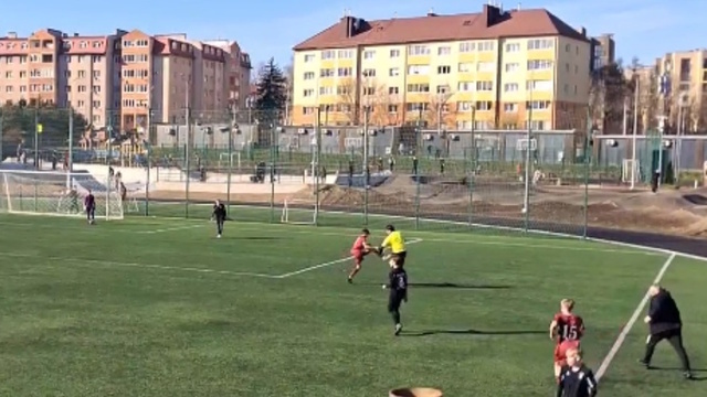 Футболист-подросток из Калининграда набросился на судью и пнул его шипованной бутсой на детском турнире (видео)