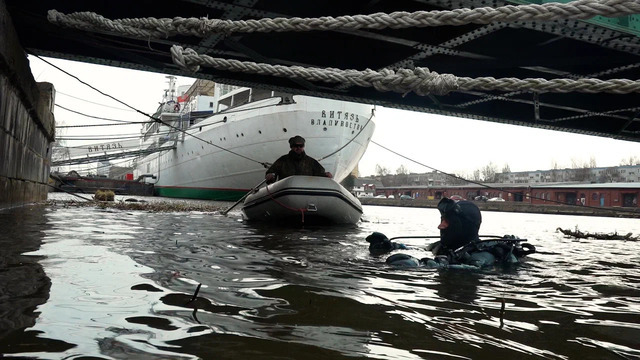 Водолазы начали обследовать старый мост через Преголю, который хотят сделать пешеходным: фоторепортаж
