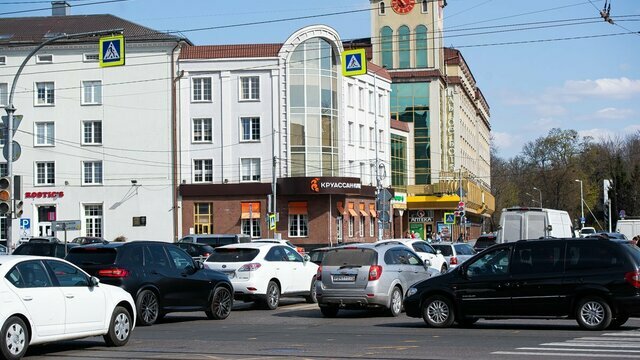 Светофор «сломал» движение на площади Победы в Калининграде, загнав водителей в пробки (фото)
