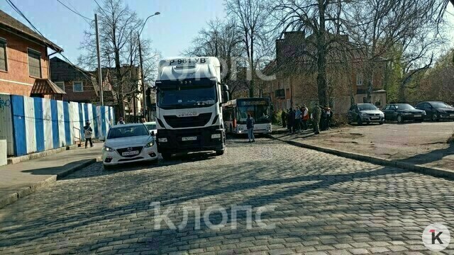 В Калининграде Вагоностроительную парализовала авария с участием фуры и легковушки (фото)