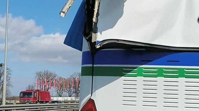 В Калининграде кран протаранил рейсовый автобус — очевидцы (фото)