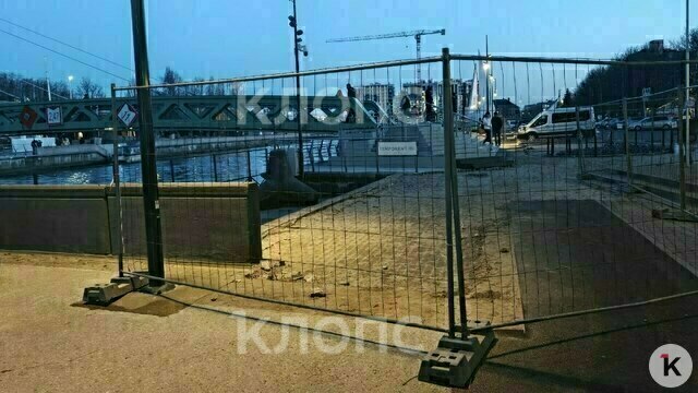 В Калининграде спустя неделю после открытия Философского моста часть покрытия сняли и перекрыли проход (фото)