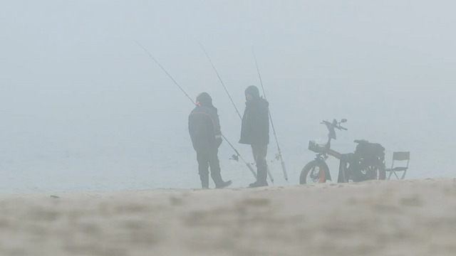Рыбаки, туман, берег Балтийского моря