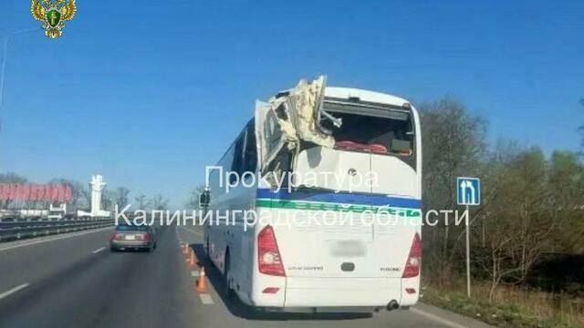 Автобус проехал на красный: подробности ДТП с автокраном в Калининграде