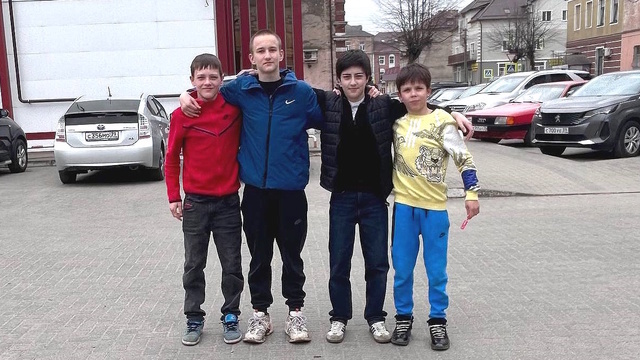 «Желаю им победы!»: компания юных спортсменов в Гусеве помогла молодой матери (фото)  