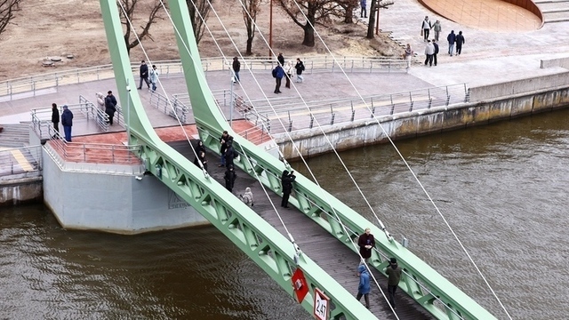 Застройщик рассказал, почему появился забор у недавно открытого Философского моста  