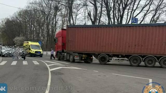 В Калининграде переходившую дорогу женщину сбил грузовик