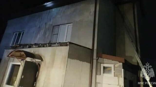 Кровля и мансарда в огне: в Калининграде тушили крупный пожар в жилом доме