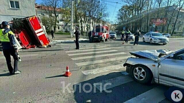На проспекте Мира столкнулись легковушка, микроавтобус и пожарная машина, последняя перевернулась и перегородила дорогу (фото, видео)