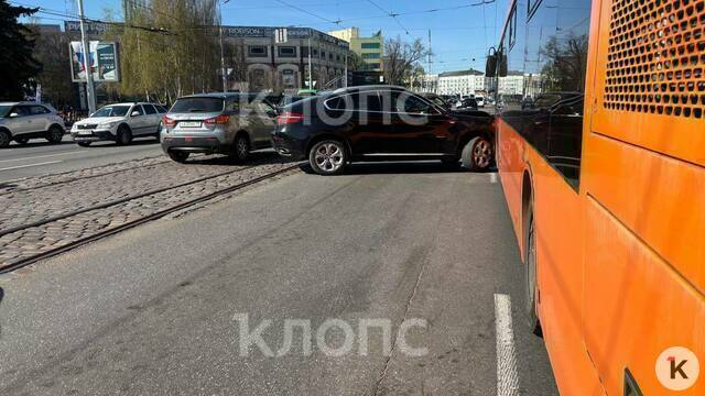 В Калининграде блондинка на BMW решила развернуться на Ленинском проспекте и столкнулась с автобусом