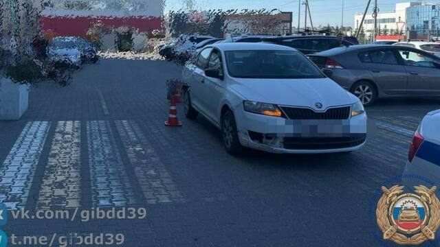 В Гурьевском районе на парковке ТЦ легковушка сбила 11-летнюю девочку