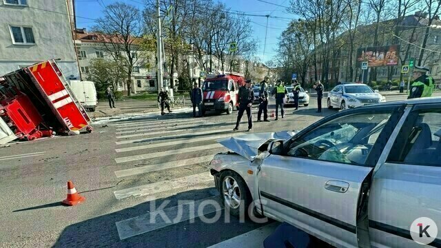 Появилось видео ДТП на проспекте Мира, где перевернулась пожарная машина