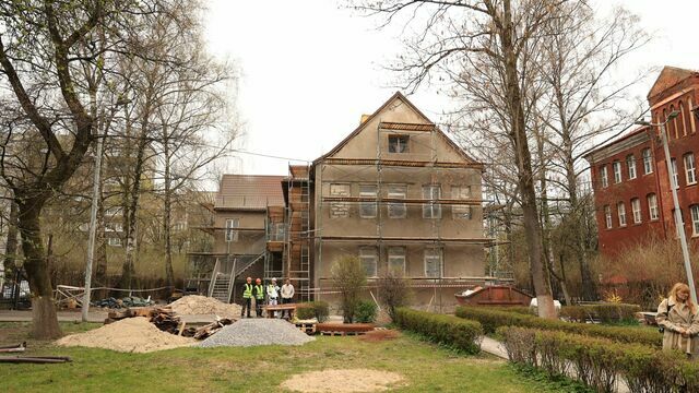 Дом семьи в центре Калининграда обзаведётся огородом и уличным кинотеатром