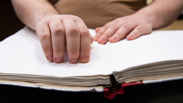 Открыть двери в мир заново: как в калининградской библиотеке учат незрячих верить в себя (фото)