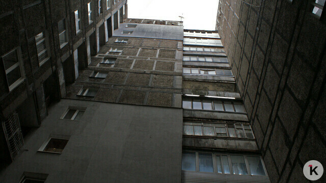 Жильцам десятиэтажки на Моспроспекте дали последний день на выезд, но десятки семей отказались покидать квартиры