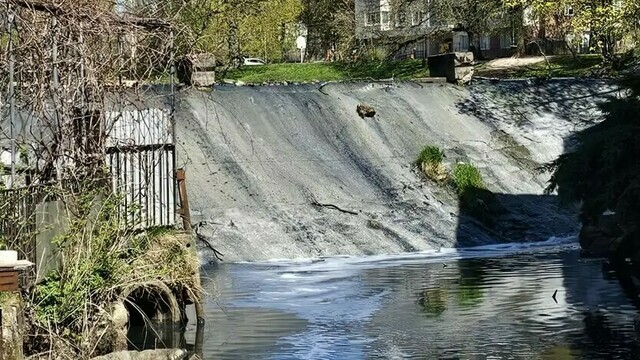 Гагаринский ручей снова пугает жителей Калининграда ароматами канализации и серым цветом воды (видео)  