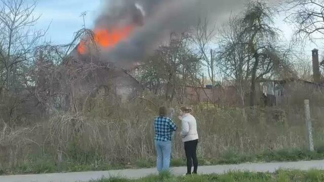 В Гвардейском округе сгорела крыша дома, в котором жили несколько семей (фото, видео)  