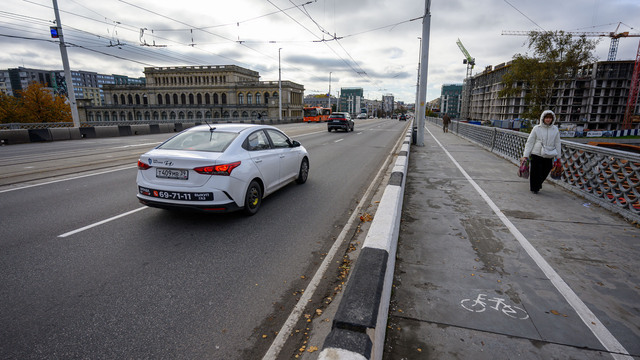 В Калининграде закрыли проход по тротуару 1-й эстакады 