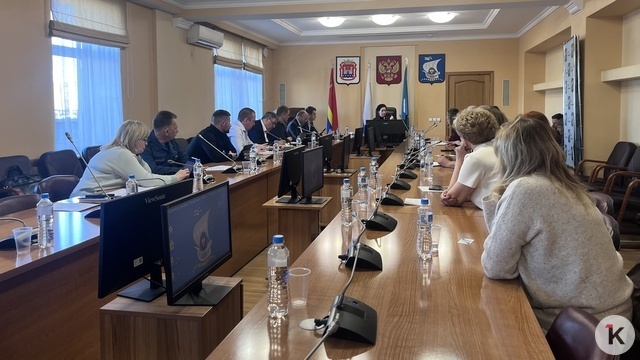 «Мы не готовы к переезду »: репортаж с эмоциональной встречи жильцов Московского проспекта с властями