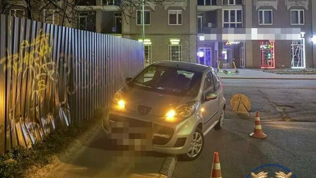 В Калининграде поворачивавшая направо легковушка выехала на тротуар и сбила 13-летнего мальчика