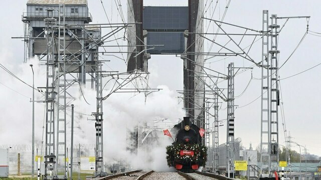 Фото дня: поезд Победы пустили по новому мосту в Калининграде
