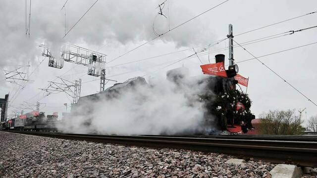 Фото дня: поезд Победы пустили по новому мосту в Калининграде