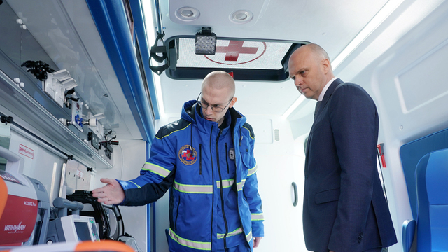 Ключи от новых реанимобилей и разговор без формальностей: в Калининграде поздравили скорую помощь