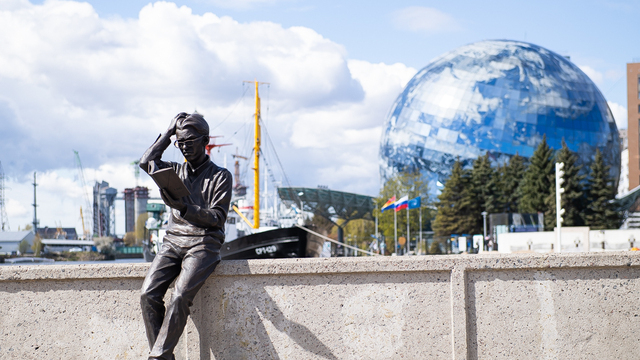 На острове Канта в Калининграде - скульптура студента с томиком философа