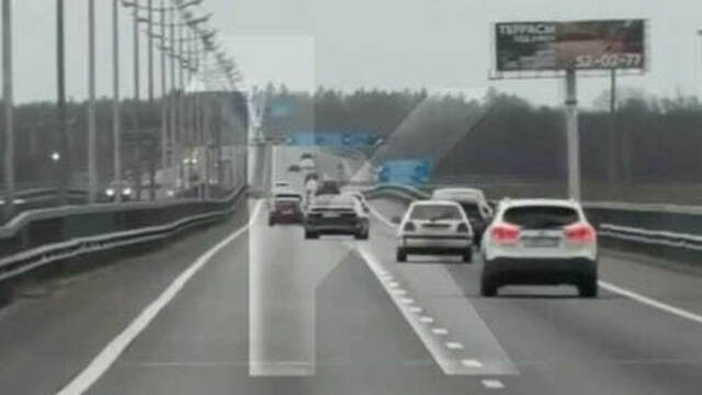 В Калининграде не нашли водителя BMW, протаранившего отбойники на Приморском кольце