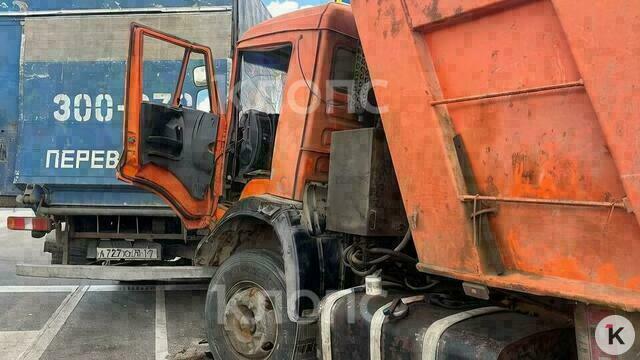 В Калининграде самосвал врезался в грузовик, водителя зажало в кабине (фото)  