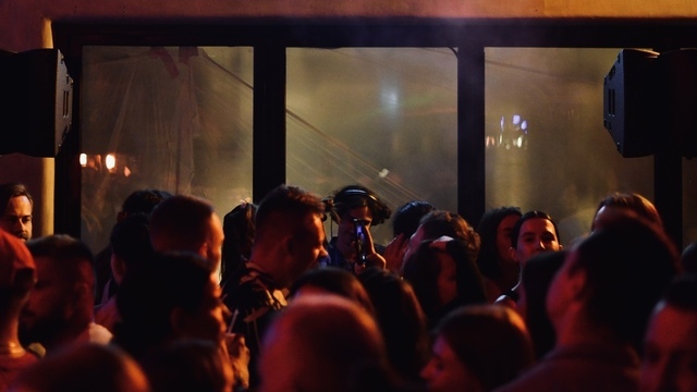 Электронная музыка с фирменным блеском: сезон «Воскресников» в выходные откроют вечеринкой на Верхнем озере  