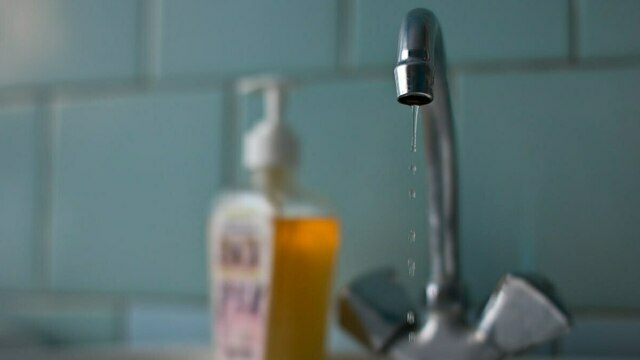 Жители пятиэтажки в Советске уже три месяца мучаются без горячей воды  