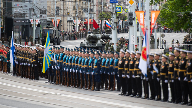 Танки Т-34, «Катюша» и тысяча военных: как в Калининграде прошёл парад в честь 9 Мая (фоторепортаж)