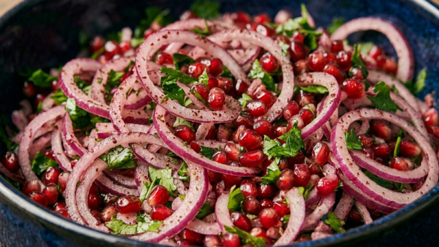 Пикантная закуска к мясу за сущие копейки: делимся простым рецептом маринованного лука с гранатом  